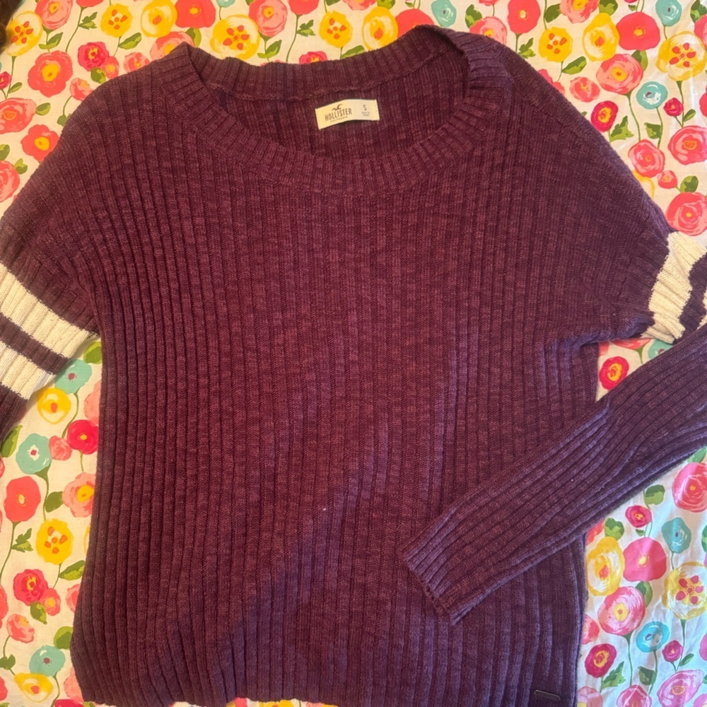Small hollister maroon sweater